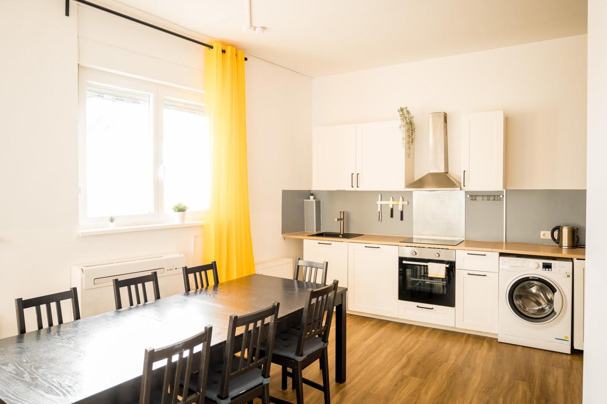 Three Bedroom Big Kitchen Selfcheckin Street Parking Berlino