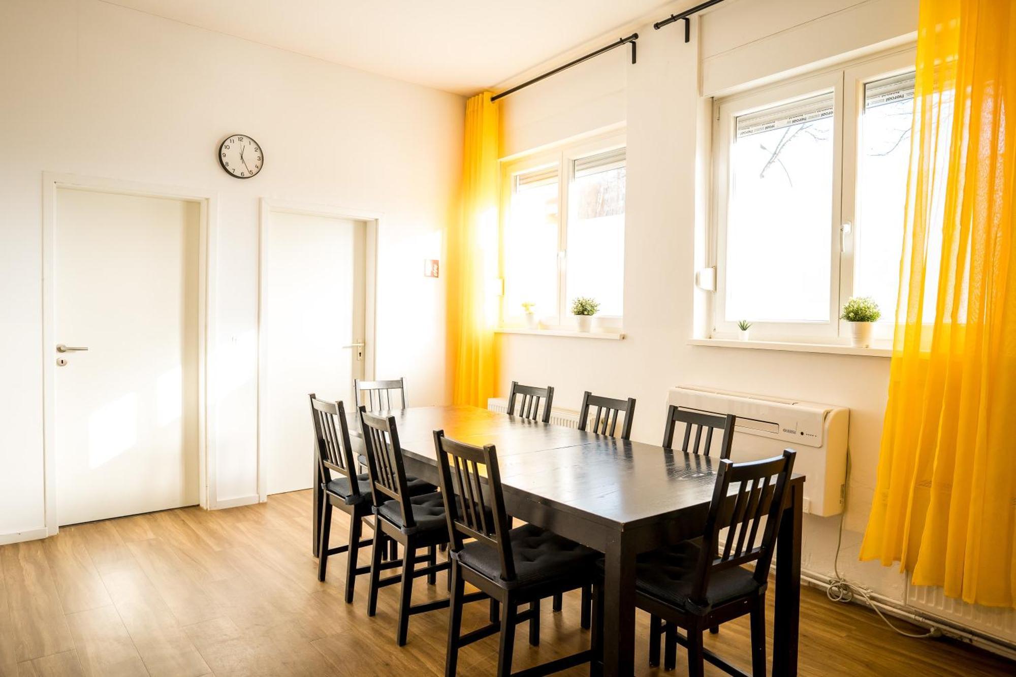 Three Bedroom Big Kitchen Selfcheckin Street Parking Berlino